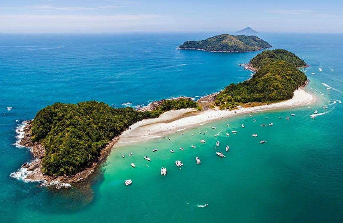 Vista aérea da praia de areia branca e piscinas naturais em As Ilhas na Barra do Sahy, São Sebastião