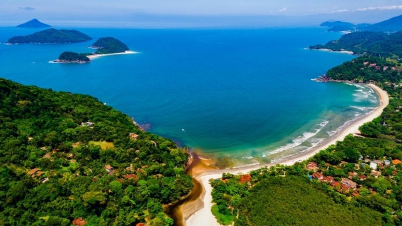 Vista aérea da Praia da Barra do Sahy, Rio Sahy e As Ilhas ao fundo em São Sebastião