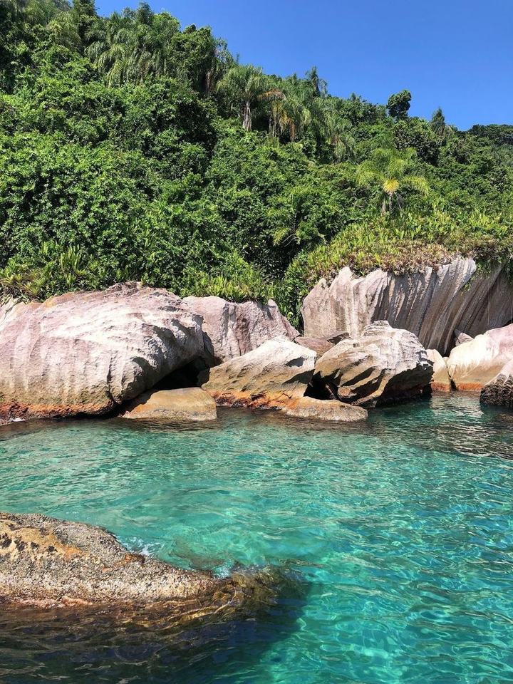 Piscinas naturais de água turquesa entre pedras nas ilhas da Barra do Sahy